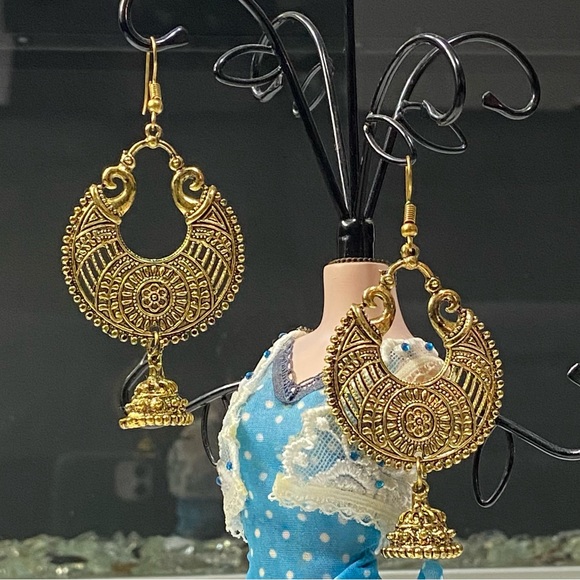 Boho women gold tone etched dangle earrings. Used. - Picture 6 of 8